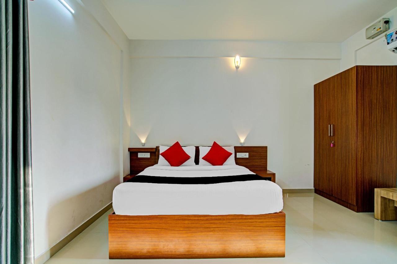 מלון Kochi Vaccinated Staff- Capital O 74715 Phoenix Holidays מראה חיצוני תמונה